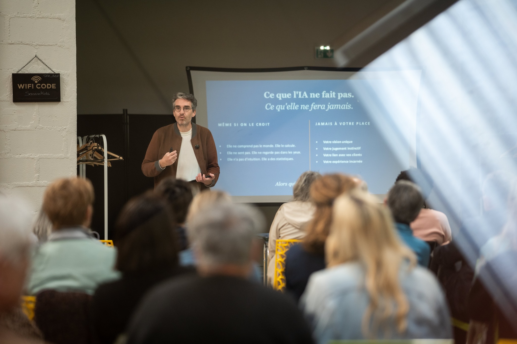 Samuel Dejours sur scène pendant une conférence sur l'IA